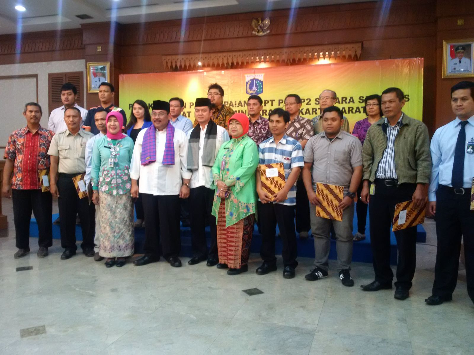 Foto bersama Walikota, Wakadis DPP, WP dan jajaran DPP di Jakarta Barat dan Kasudin DPP Jakarta Barat Umiyati