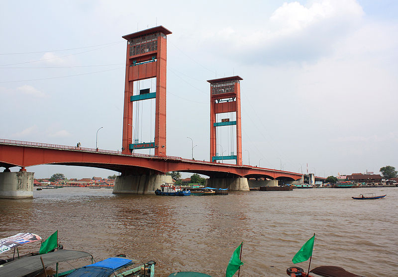Jembatan Ampera di atas sungai Musi Palembang. 