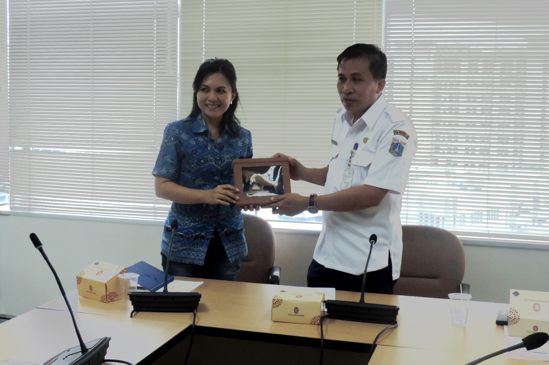 Sekretaris DPP Made Suarjaya menerima Sekretaris Dispenda Bitung Pingkan Kapoh