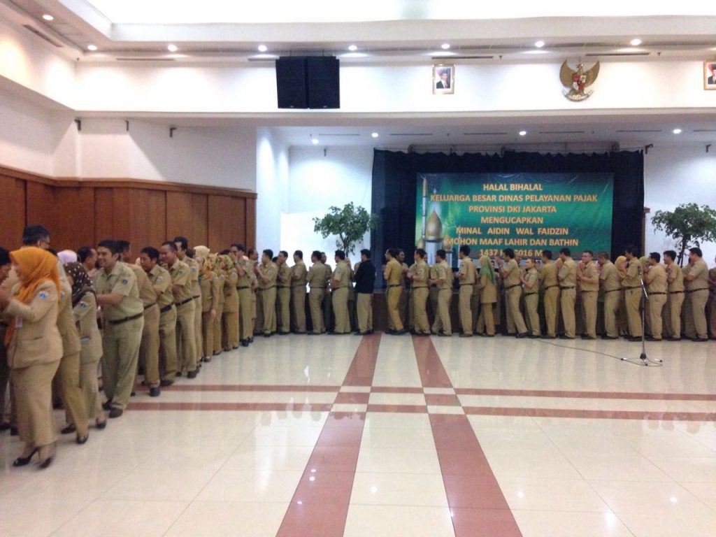Para Pegawai Dinas Pelayanan Pajak Jakarta saling bersalaman bermaafan