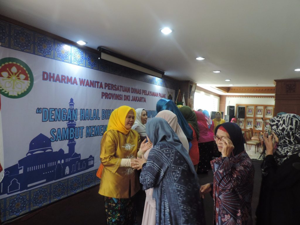 Ibu Agus Bambang Setiowidodo berhalal bi halal dengan seluruh anggota Dharma Wanita Persatuan DPP