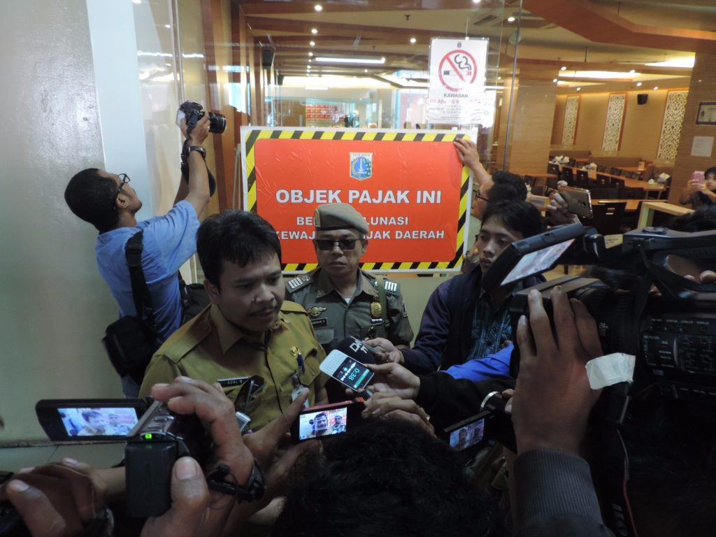 Kasudin Pajak Jakarta Pusat Adhi Wirananda memberikan keterangan setelah pemasangan stiker tunggakan di restoran wilayah Senayan