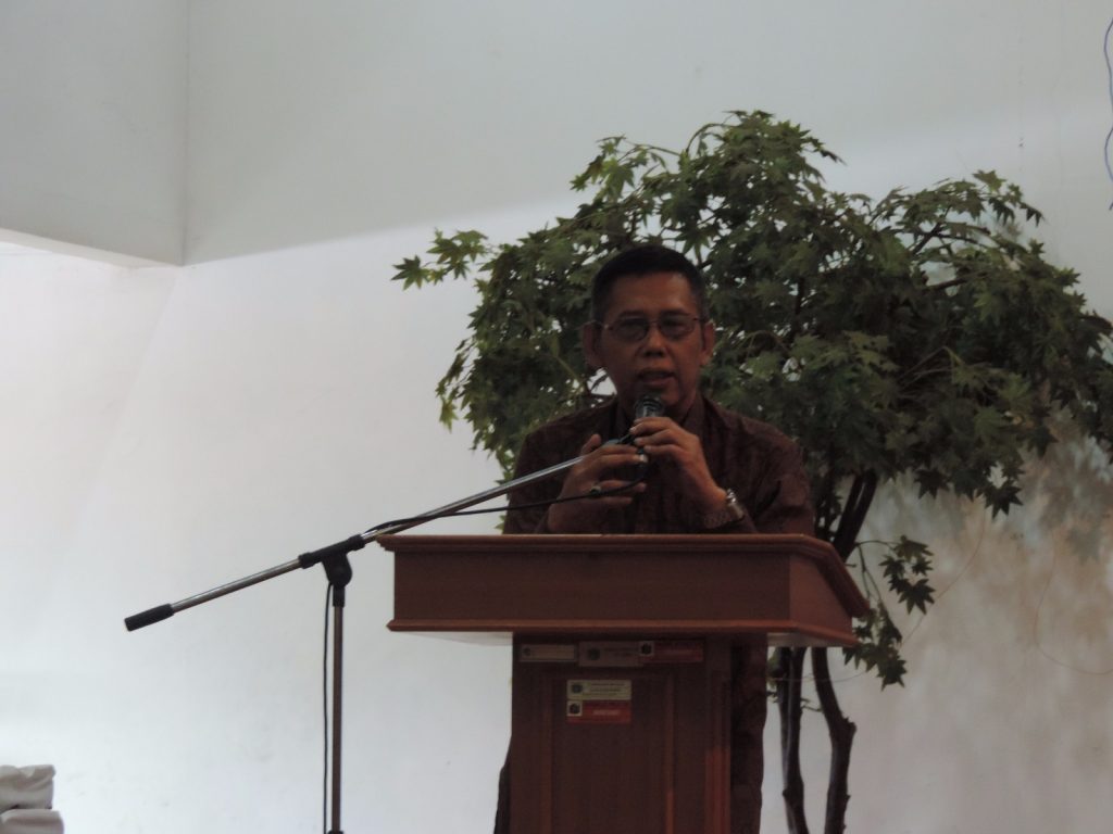 Kepala Dinas Pelayanan Pajak Agus Bambang Setiowidodo memberikan arahan kepada petugas malam tahun baru 2017